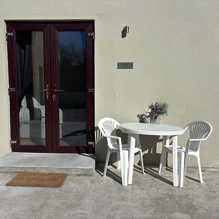 Private Detached Small Bedroom And Bathroom Only- This Is Not An Apartment Butlersbridge Exteriör bild