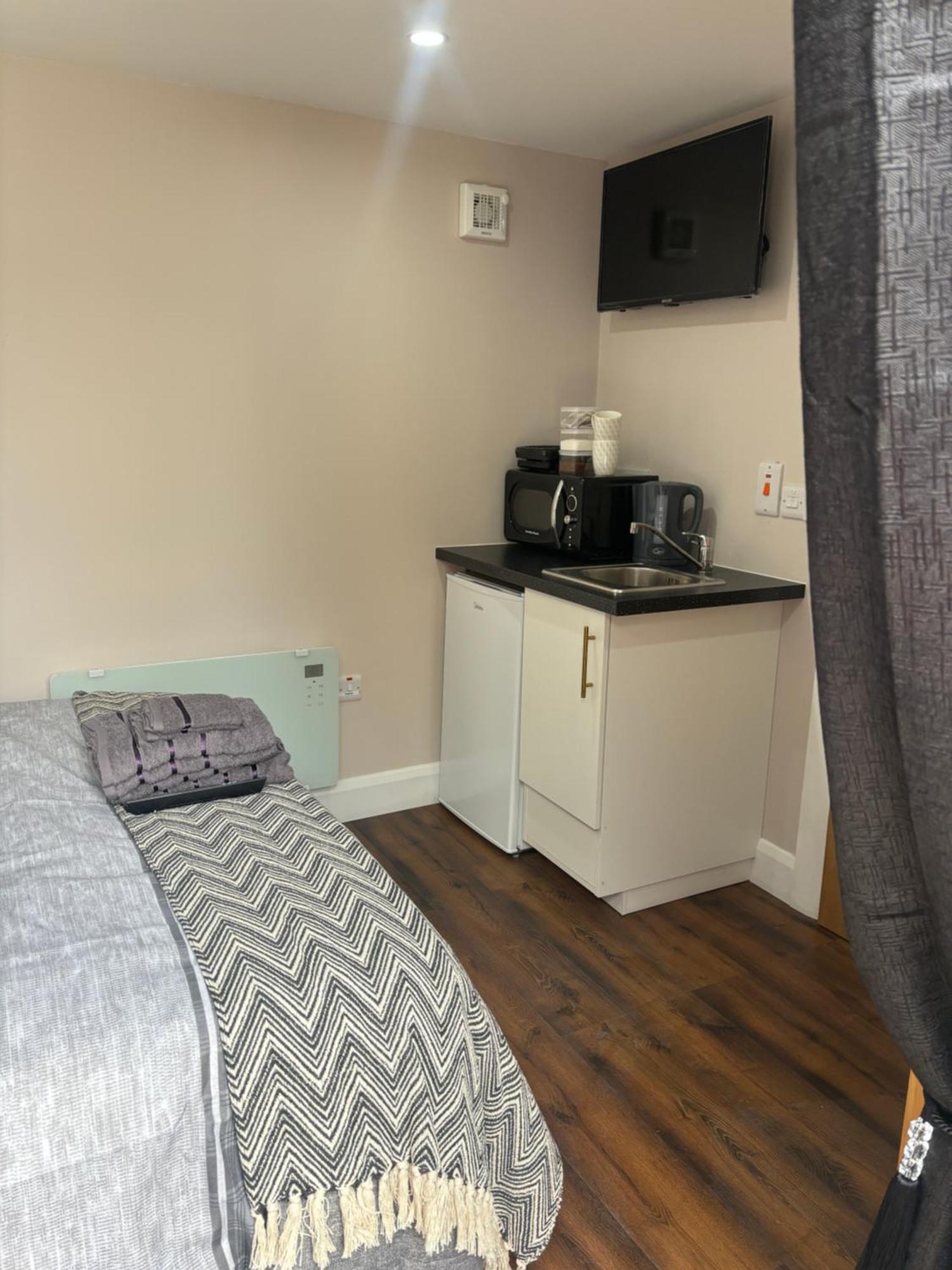 Private Detached Small Bedroom And Bathroom Only- This Is Not An Apartment Butlersbridge Exteriör bild