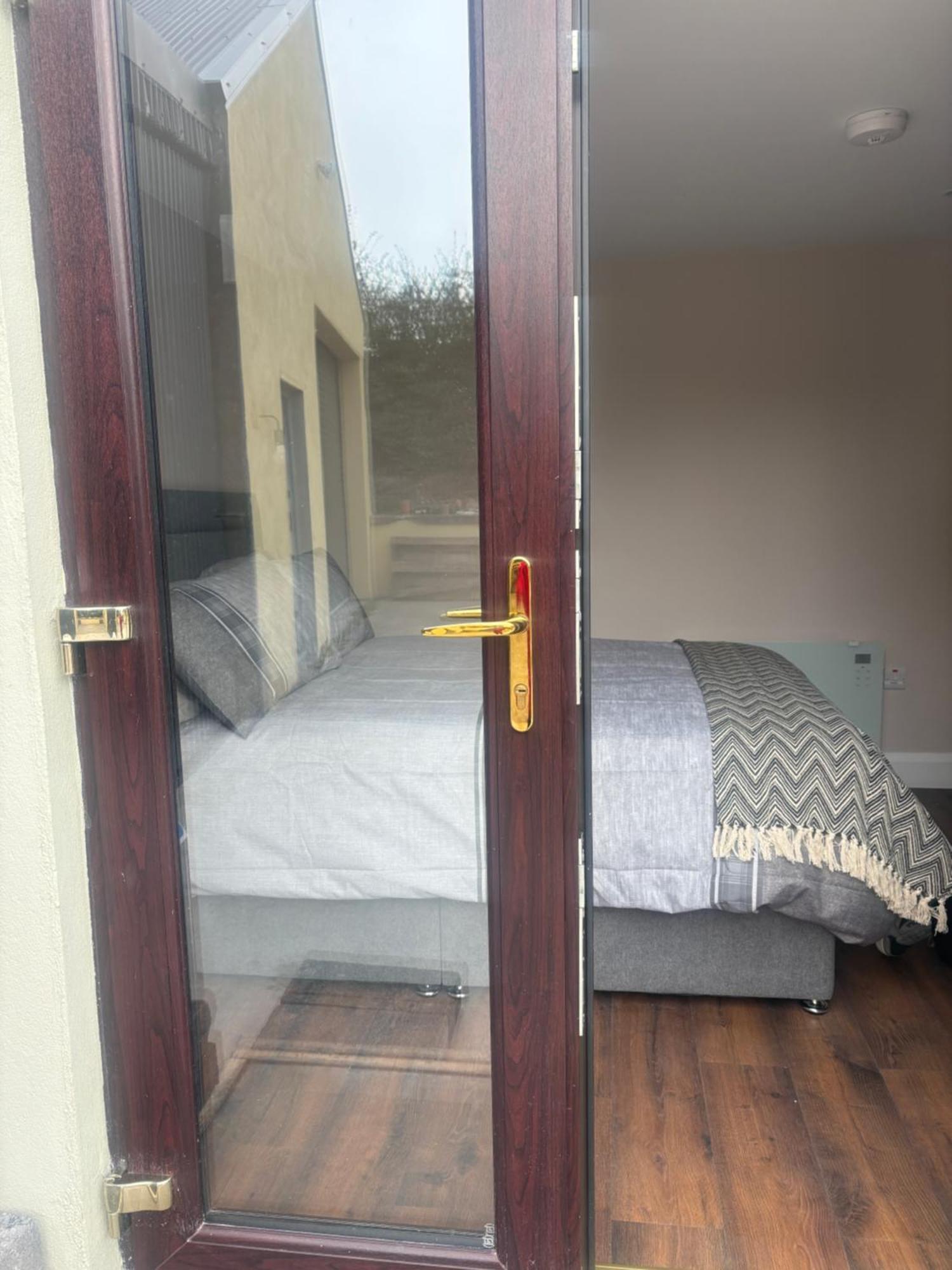 Private Detached Small Bedroom And Bathroom Only- This Is Not An Apartment Butlersbridge Exteriör bild